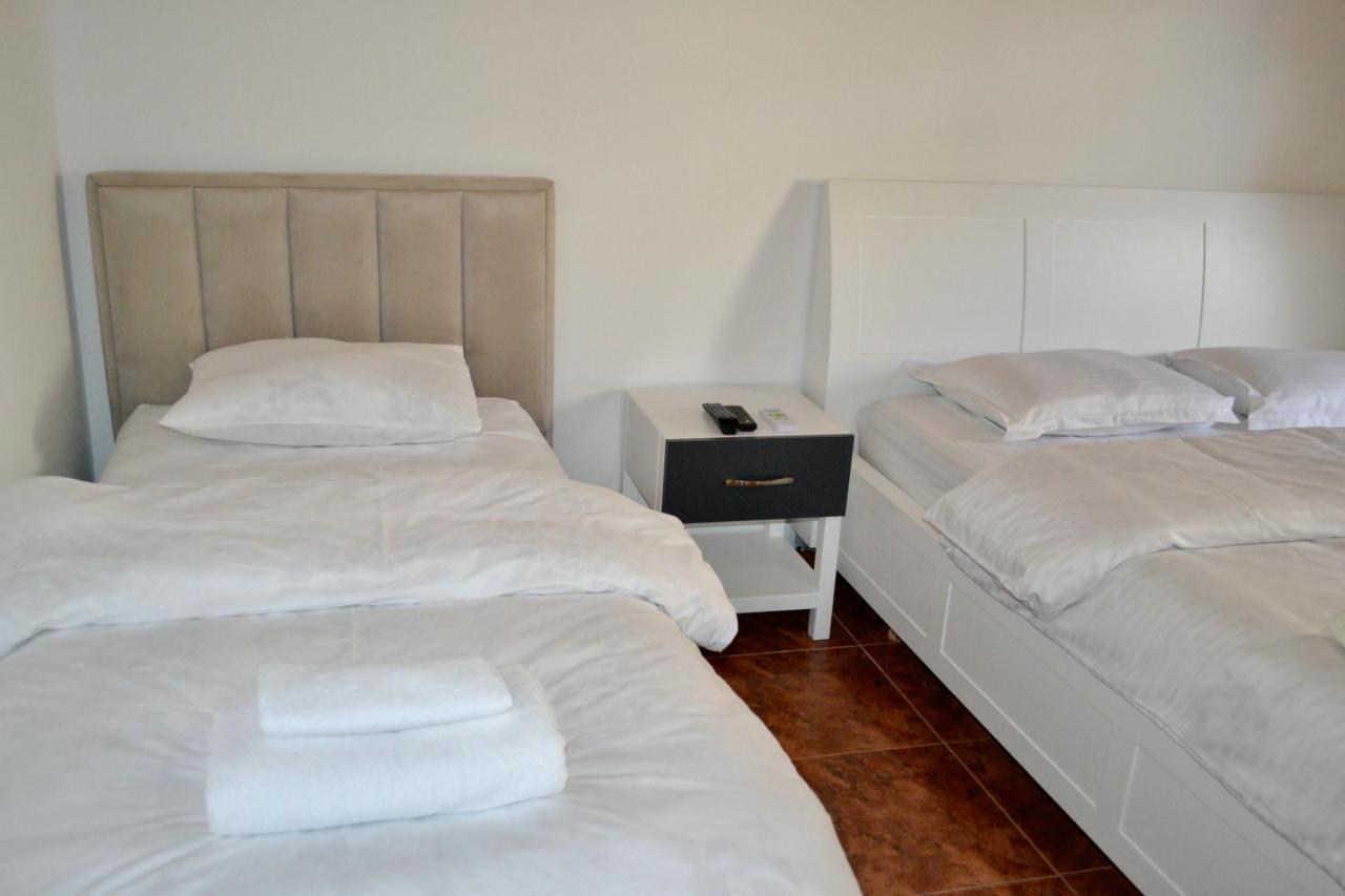Me & You Hostel Tiranë Eksteriør bilde