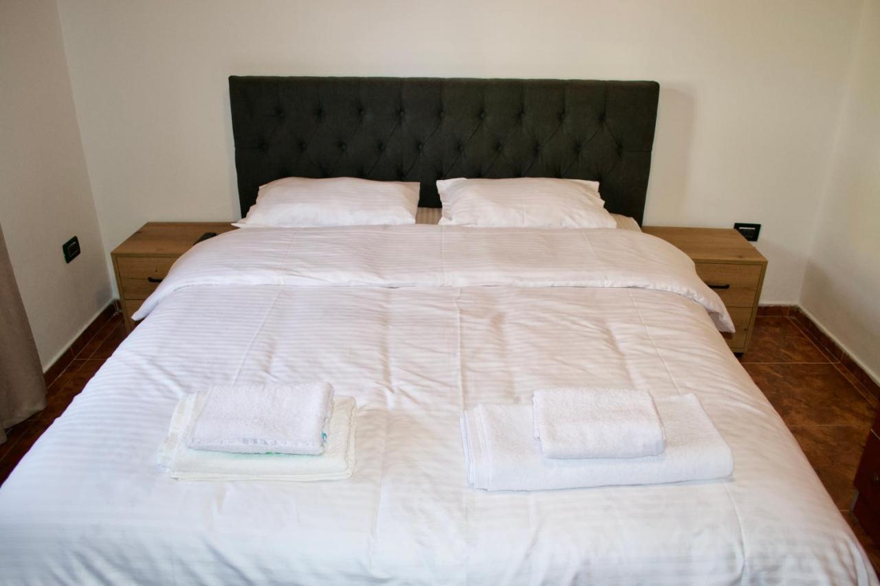 Me & You Hostel Tiranë Eksteriør bilde