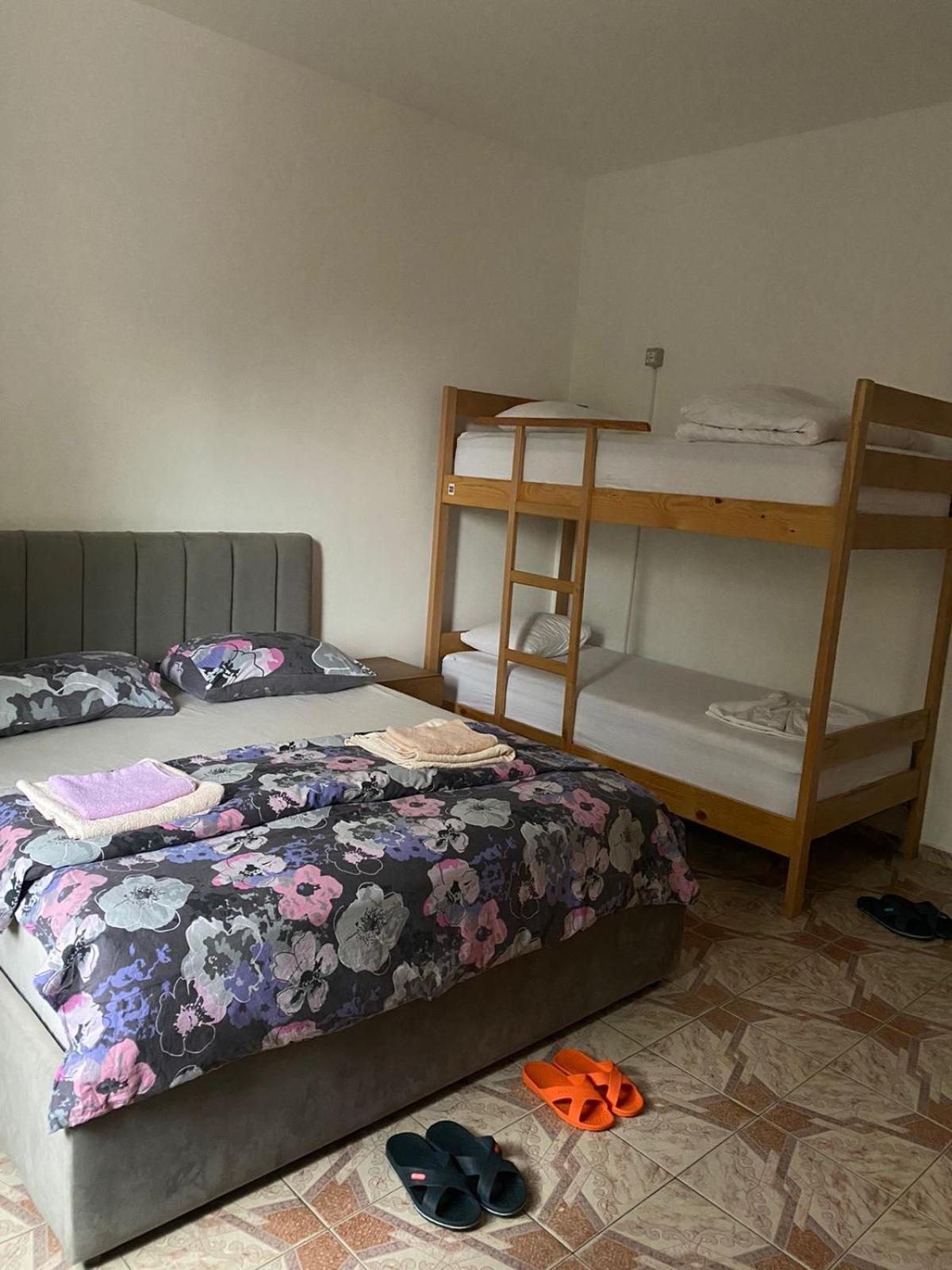 Me & You Hostel Tiranë Eksteriør bilde